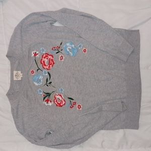 Thin knit lightweight sweater with flower embroidery